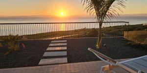 Un patio con vista al mar al atardecer. en Casa Laina, en Tijarafe