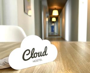 chmura siedząca na drewnianym stole w obiekcie Cloud Hostel w Warszawie