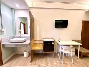 TV a/nebo společenská místnost v ubytování Need a Nap Hostel Phrae + 145 fotografií