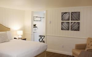 Un pat sau paturi într-o cameră la Sandwich Inn and Suites