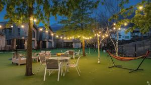 カピョンにあるGapyeong meong Valley pensionのパティオ(テーブル、椅子、ハンモック付)