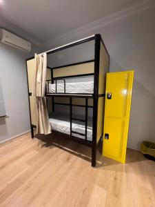 Ένα ή περισσότερα κρεβάτια σε δωμάτιο στο Banana Backpackers +14 φωτογραφίες
