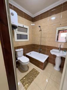 Un baño de tota pyramids inn view