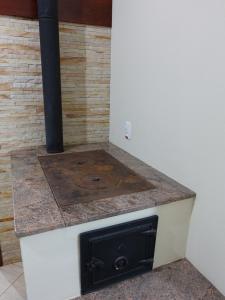 a stove top oven sitting inside of a room at Quiosque Golf Santa Cruz do Sul in Santa Cruz do Sul