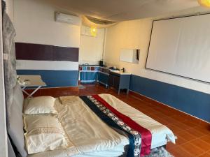 a room with a bed and a projection screen at 8ຫໍພັກ 8Hotel 8号旅馆 in Vientiane