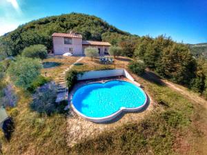 La alberca dentro o cerca de Holiday home with pool near Assisi