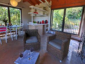 Un lugar para sentarse en Holiday home with pool near Assisi