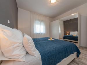 Ένα ή περισσότερα κρεβάτια σε δωμάτιο στο Villa in Galovac with Pool near Zadar
