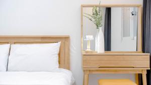 1 dormitorio con cama y mesa con espejo en Gapyeong Orion PoolVilla pension, en Gapyeong