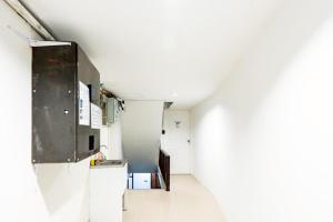 een keuken met witte muren en een witte vloer bij Oh My Nap- Sukhumvit Soi 3 BTS Nana in Bangkok