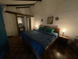 Ένα ή περισσότερα κρεβάτια σε δωμάτιο στο Hostal Casona de los Vega