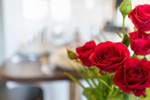 a bouquet of red roses in a vase at Vasko Luxurious Suites, Firefox in Rovaniemi