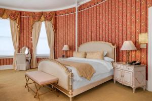 Ένα ή περισσότερα κρεβάτια σε δωμάτιο στο Windsor Hotel, an Ascend Collection Hotel +36 φωτογραφίες