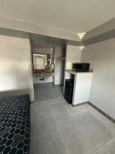 ロス・バナスにあるHomeTown Innの部屋にベッドと机がある寝室