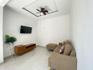 Μια τηλεόραση ή/και κέντρο ψυχαγωγίας στο Villa Sinyo By Mentaripro Bali