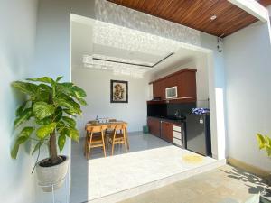 Η κουζίνα ή μικρή κουζίνα στο Villa Sinyo By Mentaripro Bali