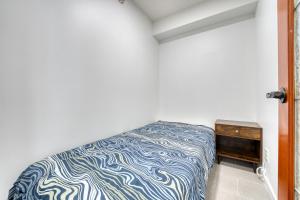 ein Schlafzimmer mit einem Bett und einer Kommode in einem Zimmer in der Unterkunft Central City Location, Bay View, One Free Parking in Vancouver + 8 Fotos