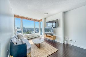 ein Wohnzimmer mit Sofa und Tisch in der Unterkunft Central City Location, Bay View, One Free Parking in Vancouver