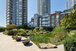 ein Garten in einer Stadt mit hohen Gebäuden in der Unterkunft Central City Location, Bay View, One Free Parking in Vancouver