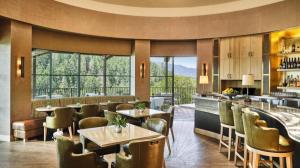un ristorante con tavoli e sedie e un bar di Auberge du Soleil, An Auberge Resort a Zinfandel