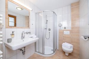 Koupelna v ubytování Larchergut + 49 fotografií