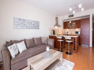sala de estar con sofá y cocina en AR Apartments - Angel Center Kraków en Cracovia