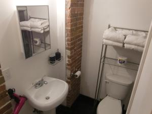 Un baño con inodoro, lavabo y toallas. en Studios Midtown Manhattan, en Nueva York 91 fotos más