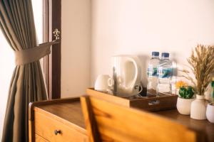 Una cómoda con un armario con un lavabo y botellas encima. en Kedisan Panorama, en Kubupenlokan