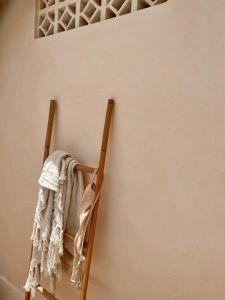 ein Handtuchhalter an der Ecke einer Wand in der Unterkunft BAYA - Modern & Cozy 2BR Villa Uluwatu in Bingin Beach + 16 Fotos