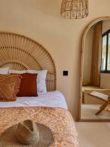 ein Schlafzimmer mit einem Bett und einem großen Spiegel in der Unterkunft BAYA - Modern & Cozy 2BR Villa Uluwatu in Bingin Beach