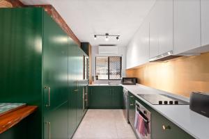 Kuchyň nebo kuchyňský kout v ubytování Easy Beach Access from Tranquil Retreat