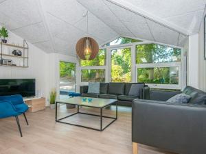 Posezení v ubytování 12 person holiday home in Glesborg + 28 fotografií