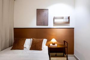 sypialnia z łóżkiem i stołem z lampą w obiekcie The Majestic Ipoh w mieście Ipoh
