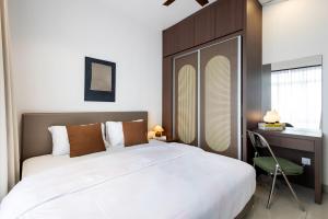 sypialnia z dużym łóżkiem i biurkiem w obiekcie The Majestic Ipoh w mieście Ipoh +97 zdjęć