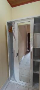 ロビナにあるmarvin's guesthouseのガラスドアと廊下のある空間 +4枚の写真