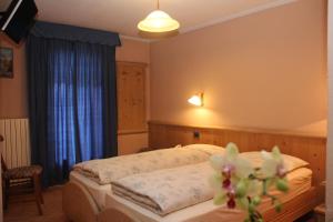 Postel nebo postele na pokoji v ubytování Albergo Caravasc + 11 fotografií