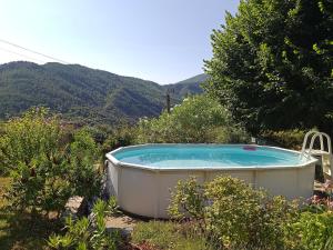 Malarce-sur-la-ThinesにあるLa simondeの山々を背景にした野原のホットタブ
