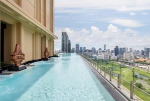 Kolam renang di atau dekat dengan Grande Centre Point Prestige Bangkok