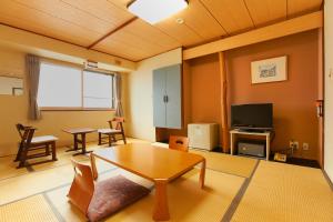 Televízia a/alebo spoločenská miestnosť v ubytovaní Yunohama Hotel