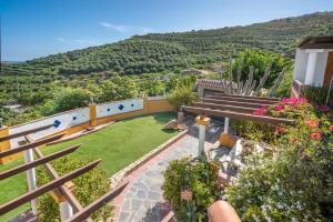 a garden with a bench and a view of a hill at Casa adelfas in Granada