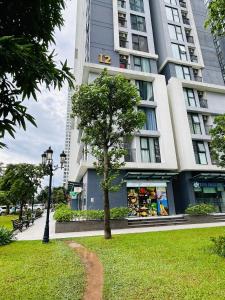 Phú ThúにあるImperia Smart City View Park and Lakeの前に木がある建物
