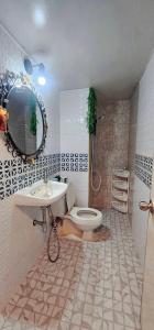パックレにあるHotel pretty roomsの洗面台、トイレ、鏡のあるバスルーム
