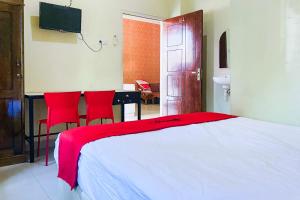Un pat sau paturi într-o cameră la RedDoorz Syariah at Diva Residen Kasturi 1 +11 fotografii
