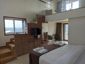 TV a/nebo společenská místnost v ubytování Savyasaachi by Leela Resort, Mahabaleshwar