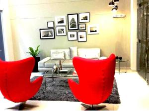 a living room with red chairs and a couch at Peru Premium Aparts in Lima
