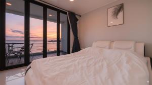 Una cama o camas en una habitación de Gyeongju Neulsiwon Pension