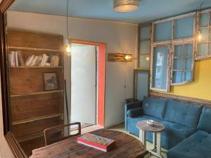 un soggiorno con un divano blu e un tavolo di Fuchsbau In Der Ktv a Gehlsdorf