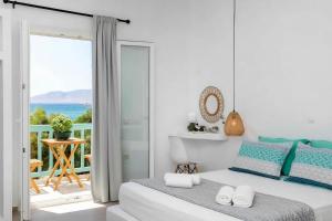 Galería fotográfica de Beachfront Private Suites at Kalais - Stunning Sea & Sunset Views, Bus Stop Outside, Easy Naxos Town Access, Free Beach Chairs en Plaka