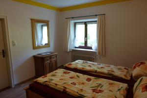 a bedroom with two beds and a window at Haus am See - Wohnung Königssee in Königssee