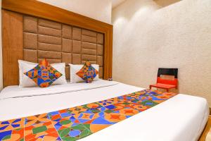 Una cama o camas en una habitación de FabHotel Marina